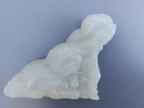 Small white jade carving of a Temple Dog