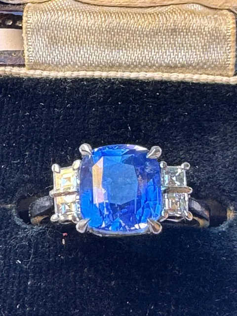 Certified 3.5 carat Ceylon sapphire & diamond ring Est. £2,000-3,000