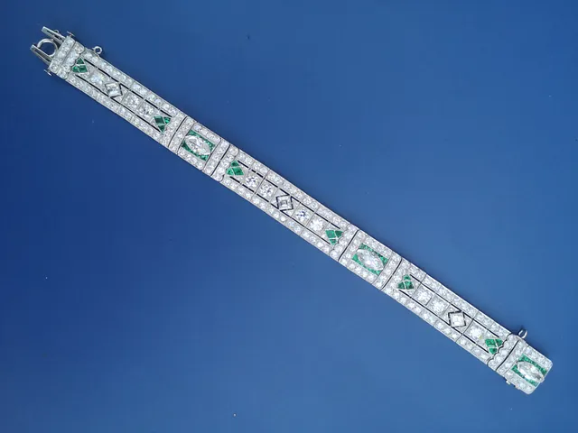 Art deco emerald & diamond set platinum bracelet sold for £15,000